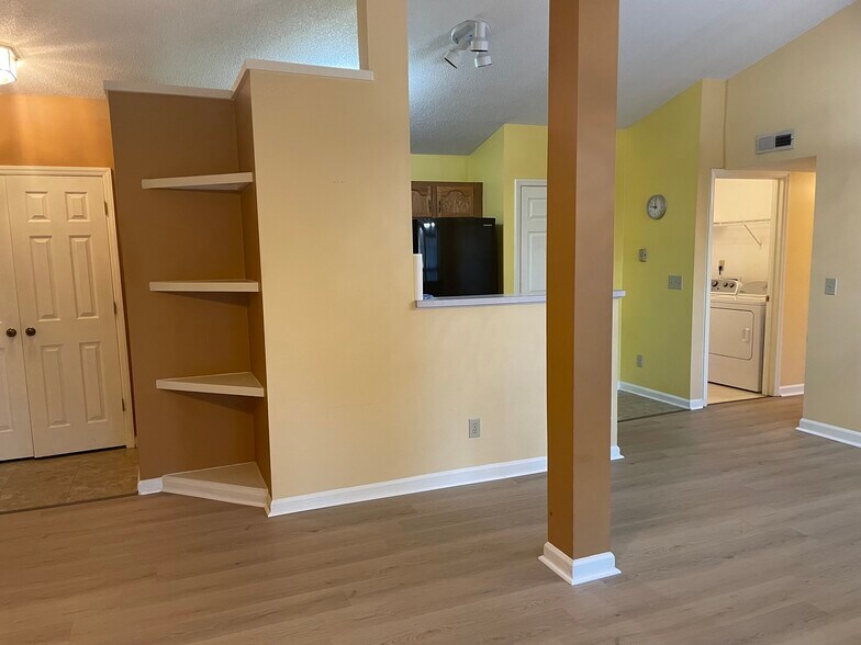 Building Photo - 6704 W Friendly Ave