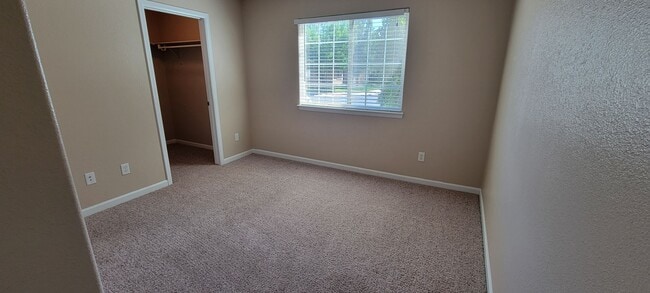 Building Photo - Spacious Duplex in Autumn Glen Subdivision