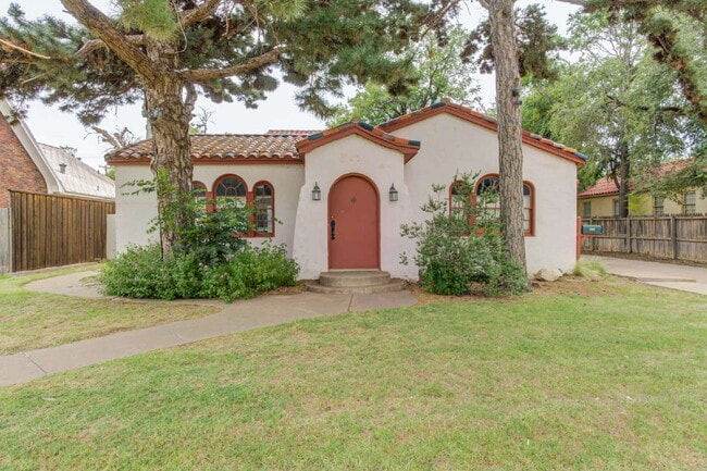 Building Photo - Charming Tuscany Villa block away from TTU