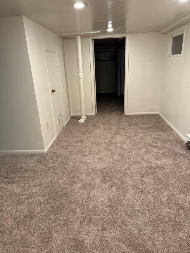 Building Photo - 2 Bed 1 Bath Unit Close to Main Street. All Utilities Included