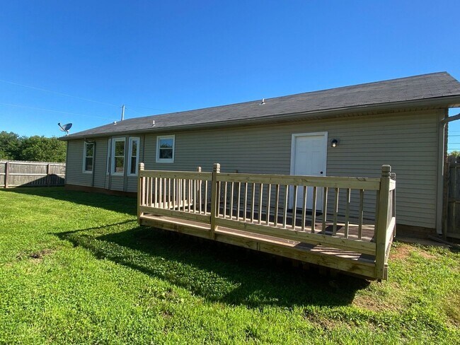 Building Photo - $1500 3 Bedroom 2 Bath Modern Brick Home!