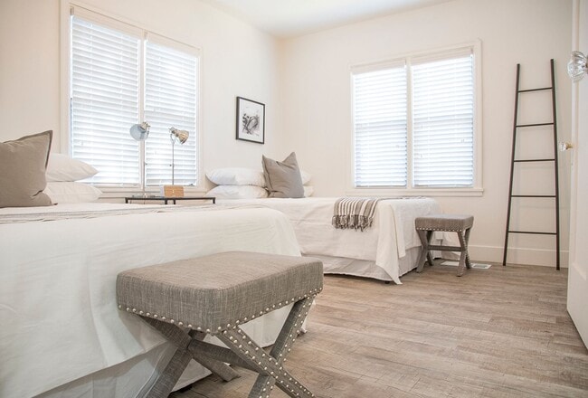 Building Photo - Darling 2 bedroom 1 Bath Exeter Charmer
