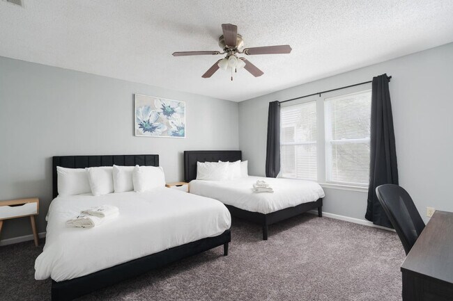 Building Photo - 2155 Shadowbrook Dr