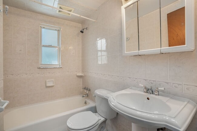 Building Photo - Recently Updated Home in Baldwin!