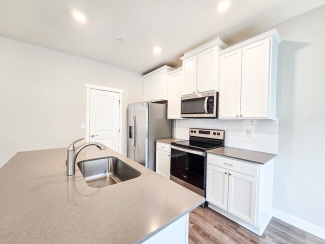 Building Photo - Newly Built Townhome 4bd 2.5ba
