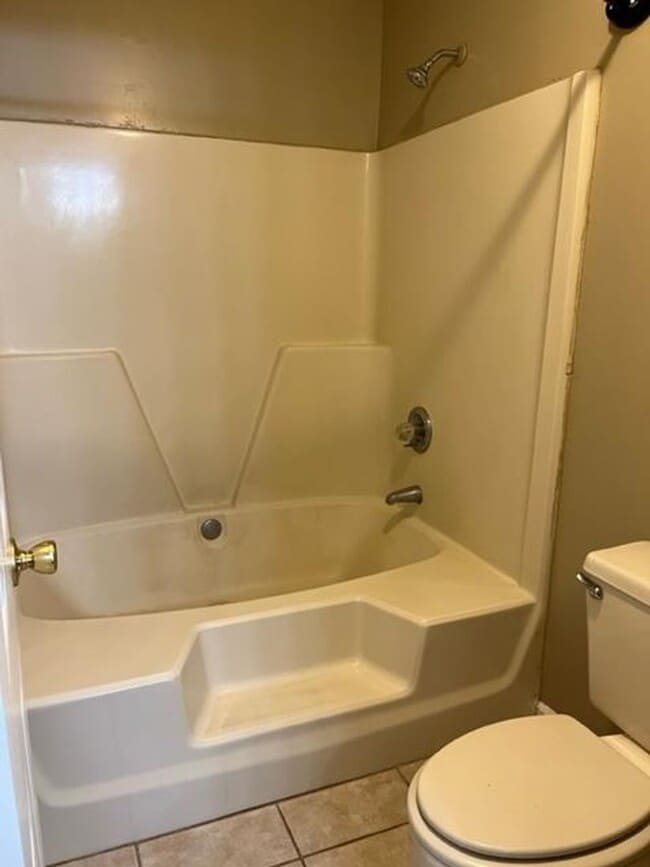 Building Photo - Spacious 4bedroom/2 bathroom home