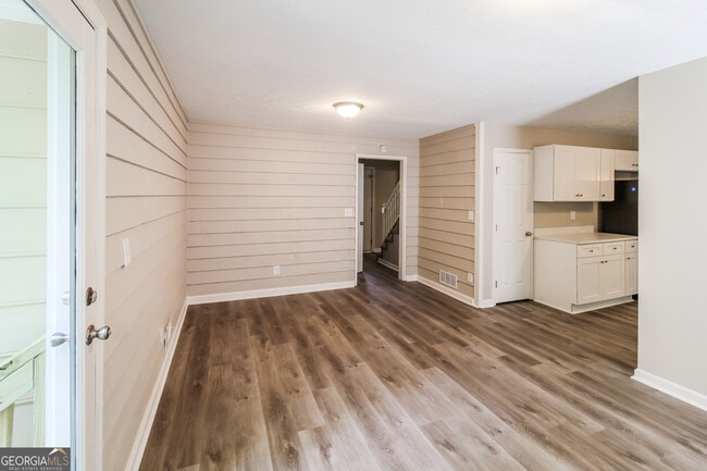Building Photo - 6231 Willowbrook Dr