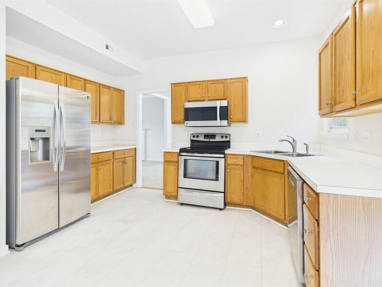 Building Photo - 3900 Orchard Glen Dr