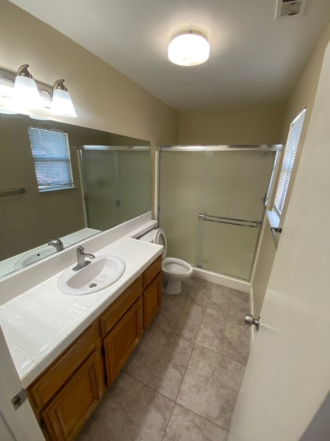 Building Photo - 3+2 NW Hageman & Jewetta Area $2200+ $2200 Deposit