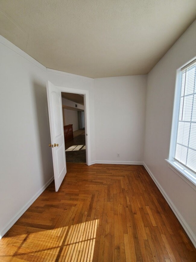 Building Photo - Spacious apartment! First Month FREE with 12 month lease!