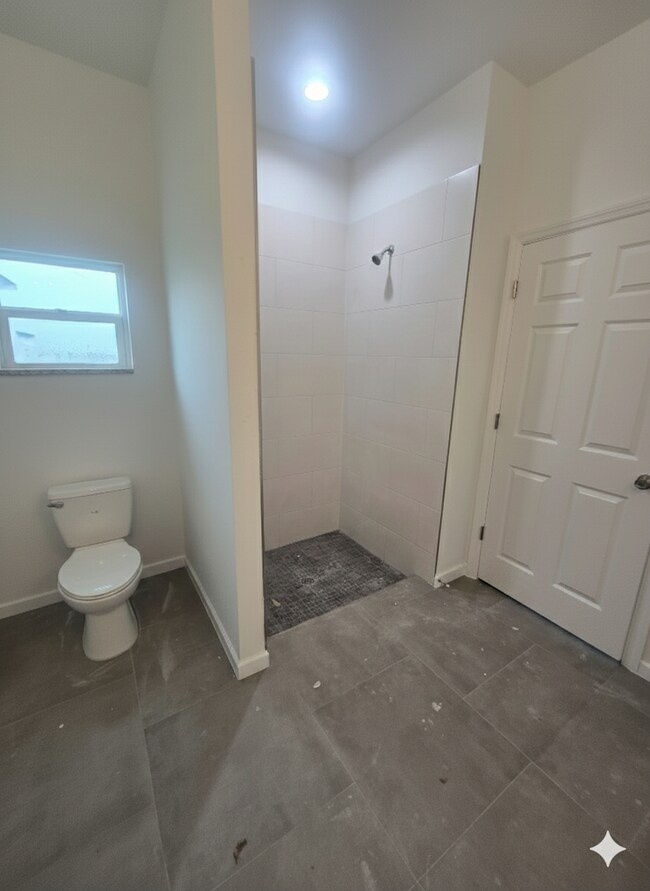 Building Photo - Large 3 Bedroom, 2 Bath + Den