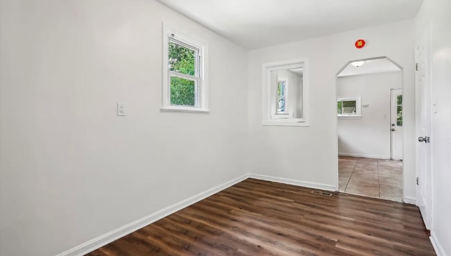 Primary Photo - 1210 Larchmont Ave