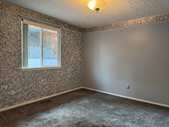 Building Photo - 1855 King Edward Dr