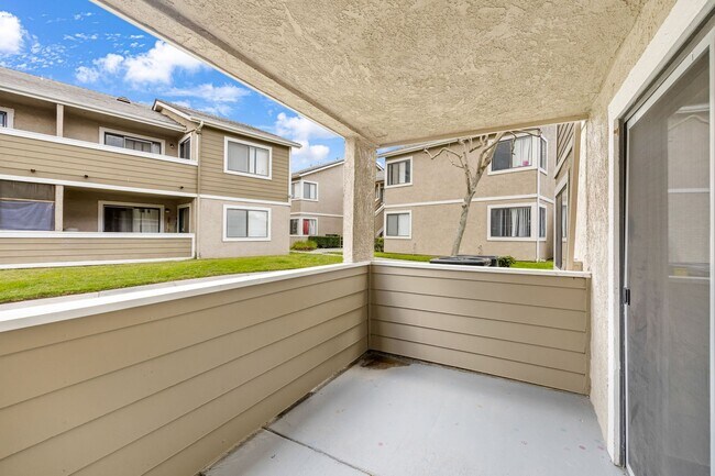 Building Photo - 2BD 2BTH B