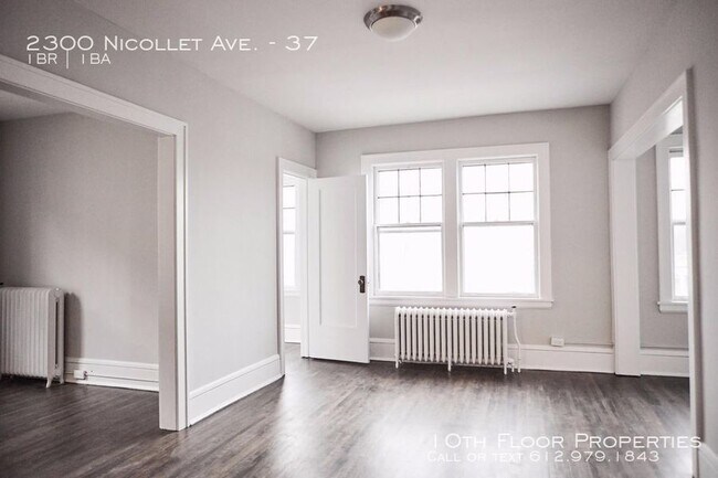 Building Photo - One Bedroom Plus Den! Next to Eat Street!