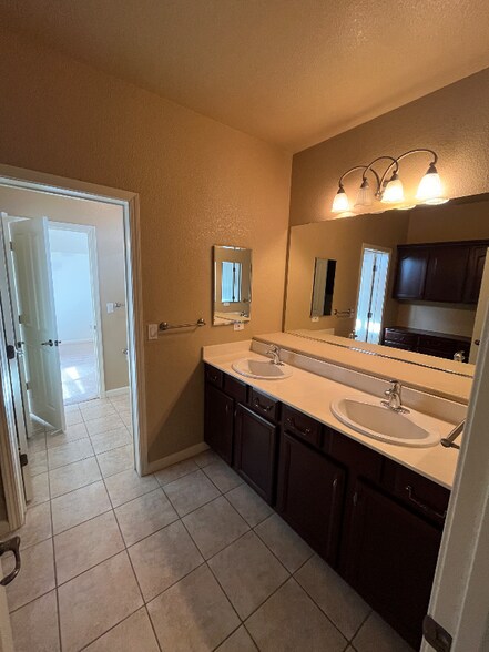 Building Photo - 1250 Earlton Ln