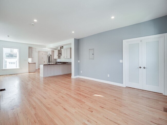 Building Photo - 390 Medford St
