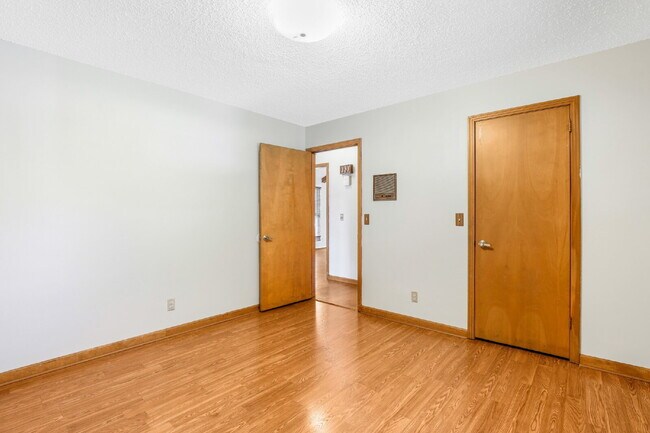 Building Photo - 3 Bedroom/2 Bathroom Home in Springfield