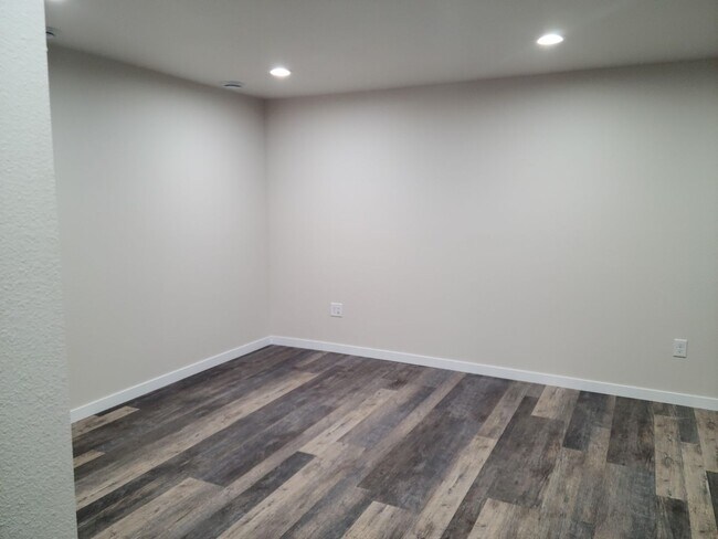 Building Photo - 3 Bedroom Duplex