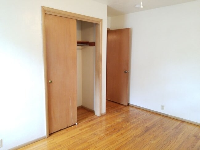 Building Photo - 2 bdrm, 1.5 bath duplex with flexible possession!