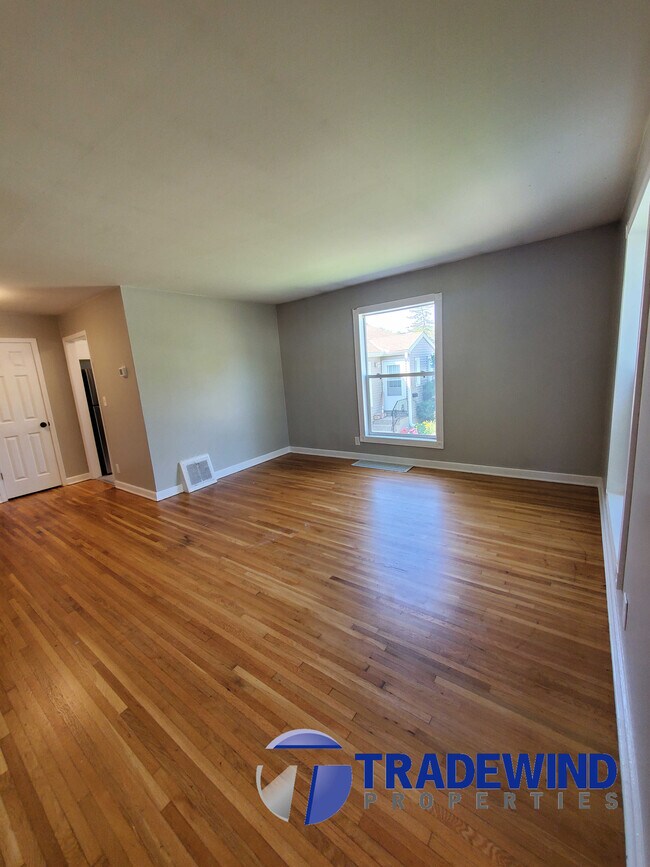 Building Photo - 1408 Lake St NE