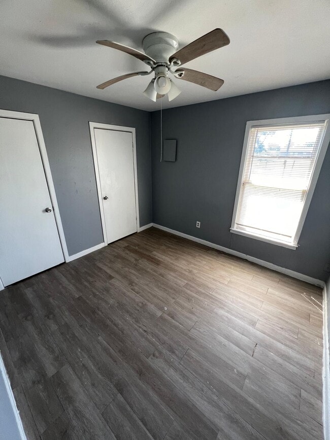 Building Photo - 2410 E 7th St