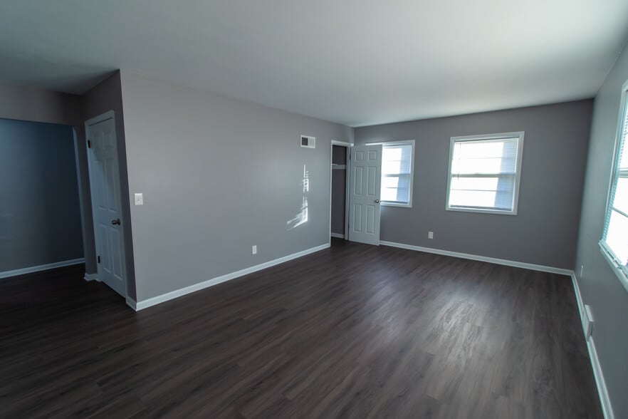 Living Room - 2813 E G Ave