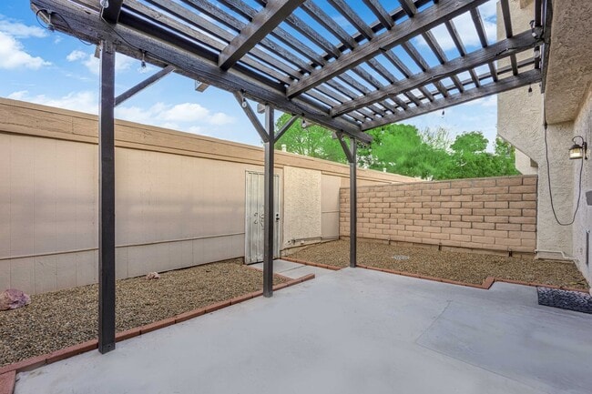 Building Photo - Charming 3 Bedroom ,2 bathroom in Paradise...