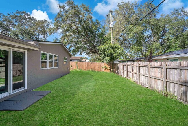 Building Photo - 4640 SW 25th Terrace