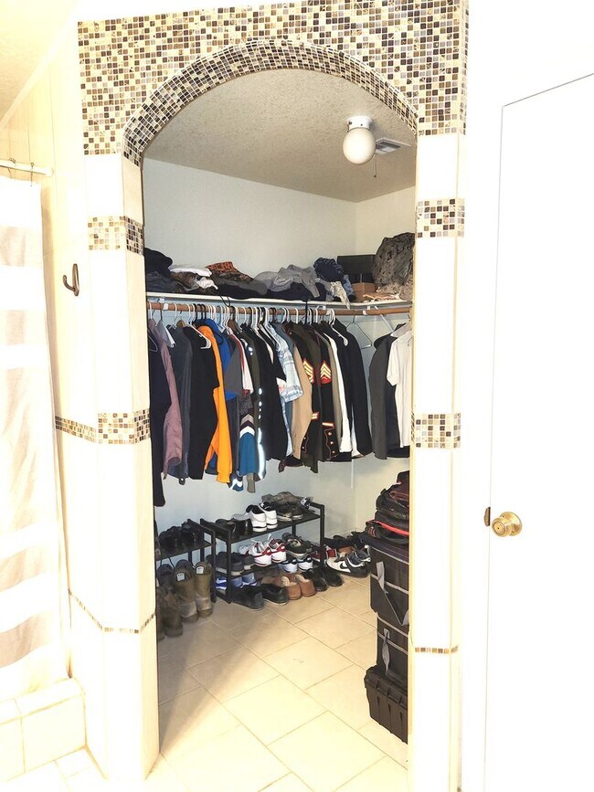 Building Photo - 4 bedroom, 2 bath in Ocotillo subdivision