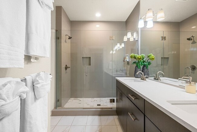Building Photo - Upscale Three Bedroom