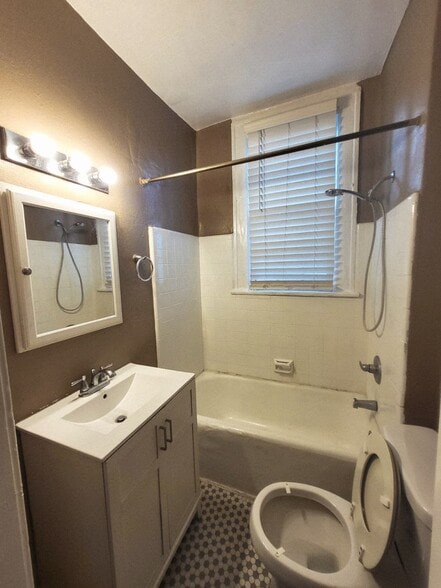 Building Photo - 1308 Willow Branch Ave