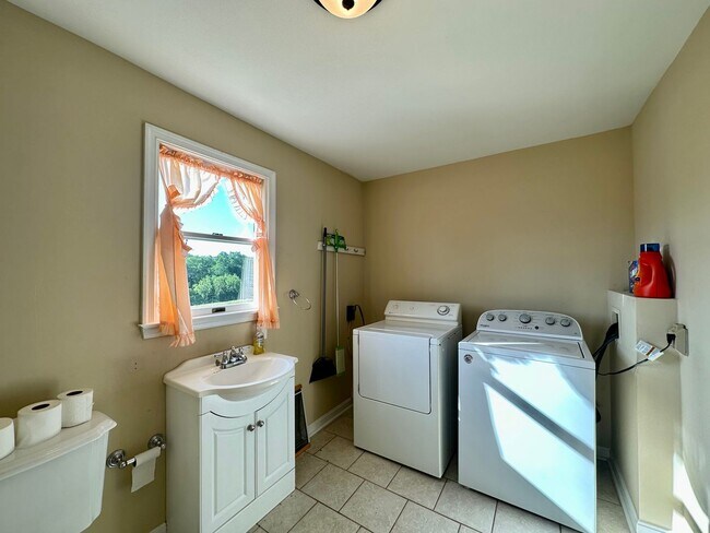 Building Photo - Charming 3 Bedroom/1.5 Bathroom Home in Norrisville, MD!