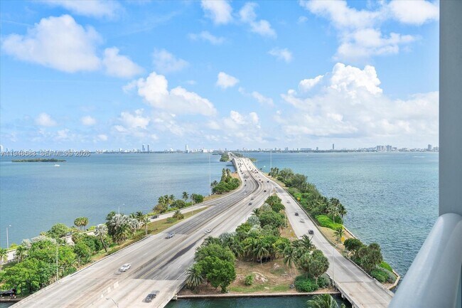 Building Photo - 601 NE 36th St