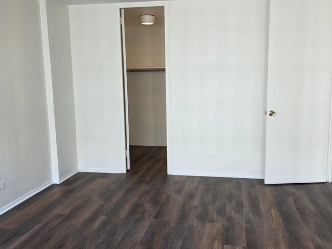Building Photo - 1450 E 55th Pl