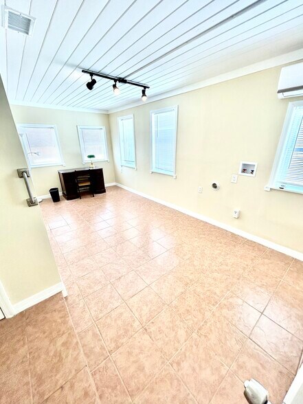 Building Photo - 3318 Boca Ciega Dr N