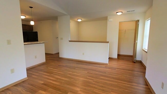 Building Photo - Condo Style Upper 3 Bedroom 2 Bathroom Apartment is Available