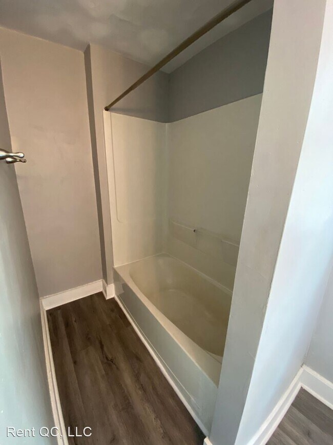 Building Photo - 5 br, 1.5 bath House - 207 E Locust Street