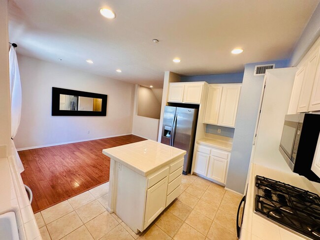 Building Photo - Luxury Tri-Level Townhome 2bd 2.5bth w Bon...