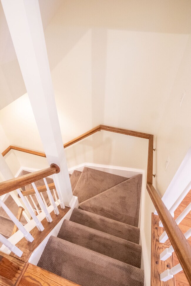 Building Photo - 719 N Vermont St