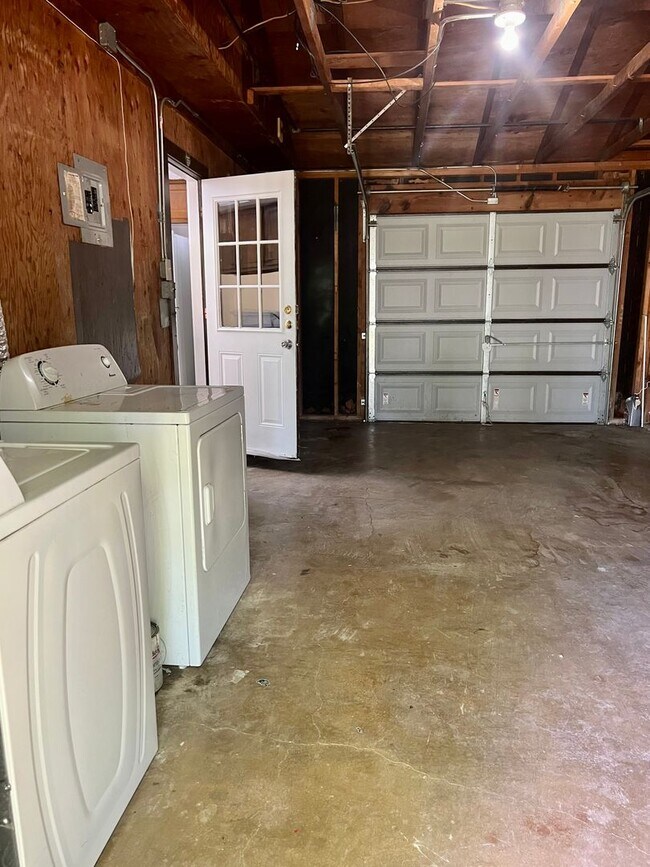 Building Photo - Corner-lot Home / 1.5 Bathroom Home