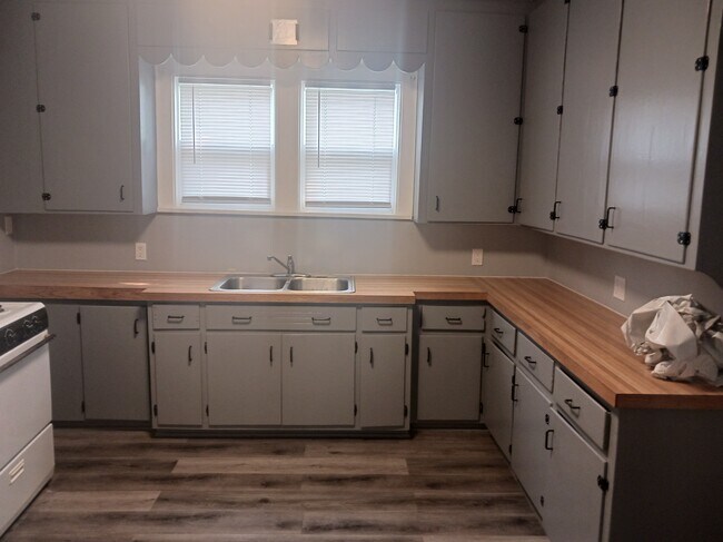 Building Photo - 210 Belden St