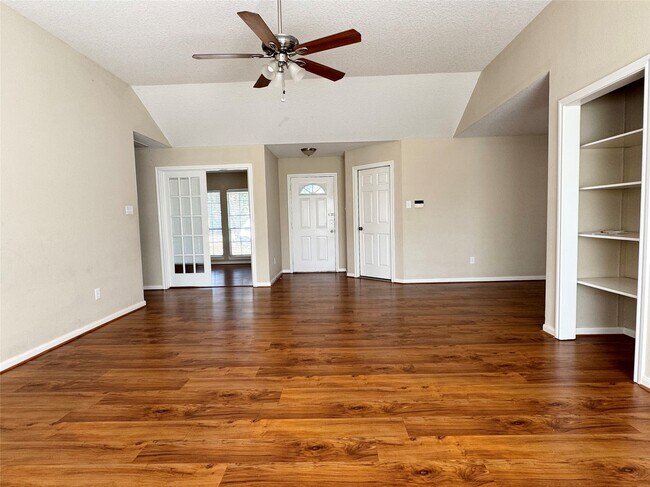Building Photo - 7210 Greenwood Point Dr