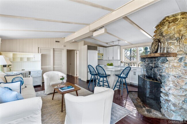 Building Photo - 328 Centre Island Rd