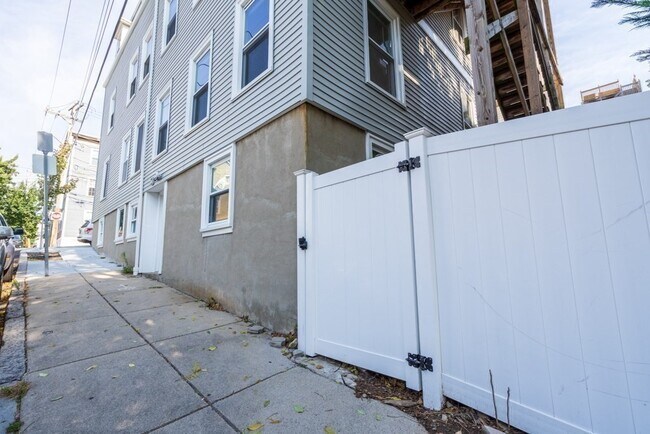 Building Photo - 47 Telegraph St