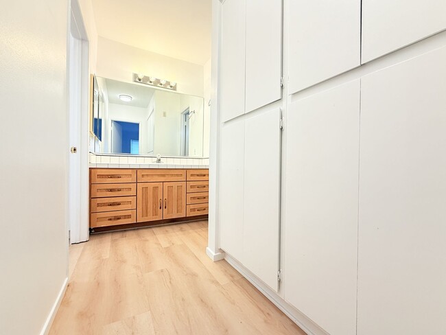 Building Photo - Stylish & Spacious 2-Bedroom Condo for Ren...