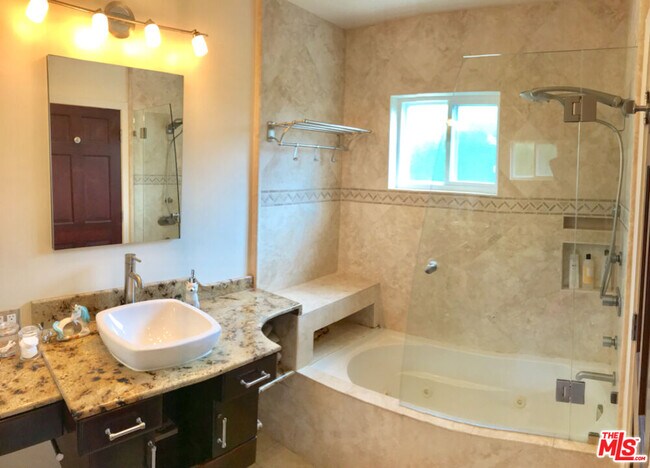 Building Photo - 1153 N Poinsettia Pl