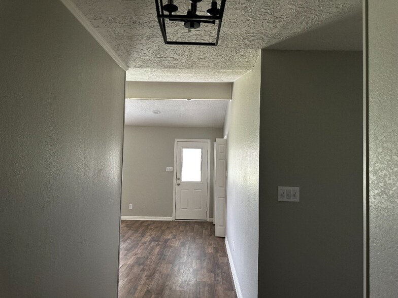 Building Photo - 216 Timberview Dr