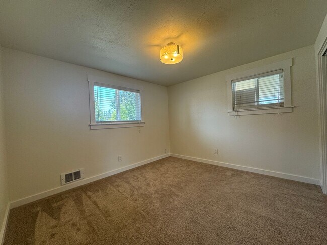 Building Photo - 2-Bedroom, 1-Bath Home with Spacious Layou...