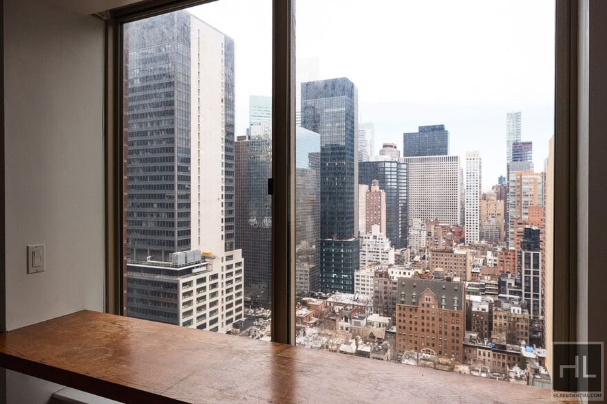 Building Photo - E 47TH ST